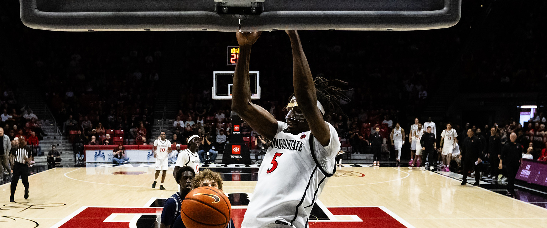 First Place Men’s Hoops Makes Final Appearance at New Mexico on Saturday
